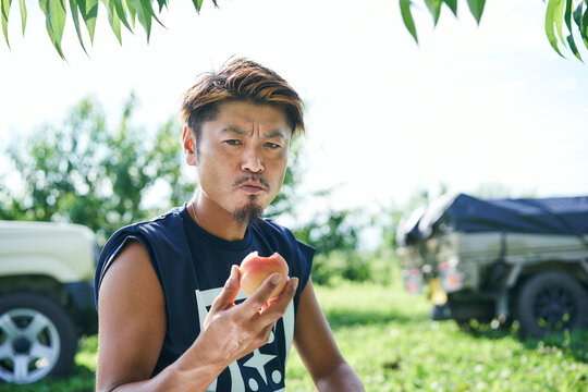収穫した桃の味見をする日本の農家さん