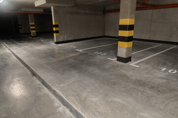 Puste miejsca parkingowe w w garażu podziemnym w centrum handlowym, problem z parkingiem w miastach  © Paweł Kacperek