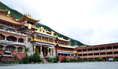 Fototapeta premium Traditional Architecture of Tibetan Buddhist Temples, Kangding, Sichuan