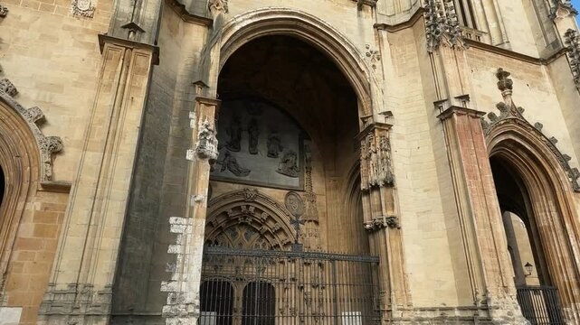 Fachada catedral g&oacute;tica de Oviedo y acercamiento a la puerta de El Salvador y santa Eulalia de M&eacute;rida, Espa&ntilde;a. Sin Audio