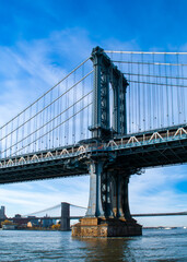 Puente Manhattan y al fondo el puente Brooklyn desde la orilla de Manhattan en Nueva York, Estados Unidos. Puentes que conectan Manhattan con Brooklyn cruzando sobre el río Este. Noviembre, 2019.