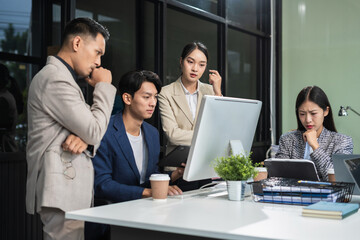 Obraz premium business team are under stress from working for poor work.