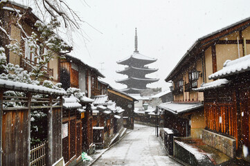 雪降る朝の京都市東山 八坂の塔