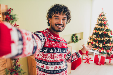 Obraz premium Portrait of nice young man make selfie welcome decorated tree wear xmas sweater holiday atmosphere flat indoors