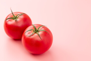 ピンク背景にトマト