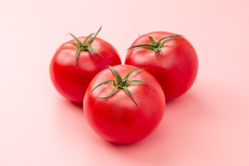 ピンク背景にトマト