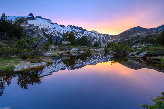 le lac d'aumar au lever du solei
