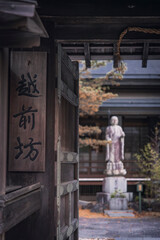 Fototapeta premium entrono y detalles del pueblo de Koyasan en Japon