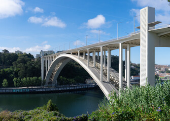 Obraz premium Arrabida bridge over Douro river (Duero) in Porto city