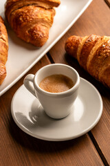 Caffè espresso italiano e cornetti, colazione europea 