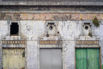 Fachada de antiguo edificio deco abandonado y deteriorado