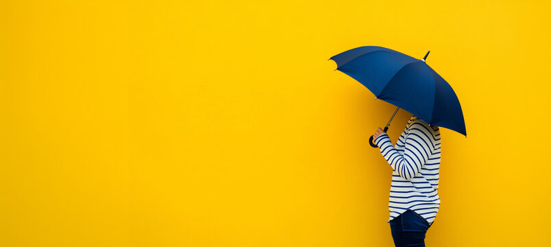 Una persona sosteniendo un paraguas en el aire, fondo de color s&oacute;lido, vistiendo una camisa de rayas azules y blancas, estilo minimalista, composici&oacute;n simple, fondo amarillo