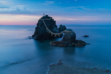 日本　三重県伊勢市二見浦にある二見興玉神社の夫婦岩と夕焼け空