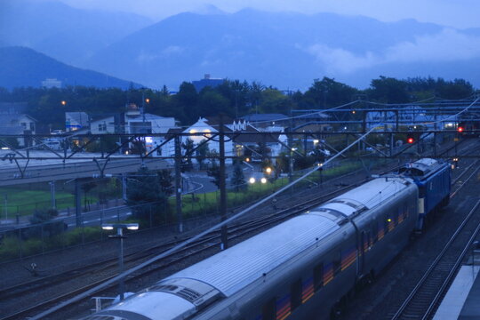 夕闇の竜王駅に停車するEF64-1053号機牽引のカシオペア編成(試運転)_2024/9/3撮影
