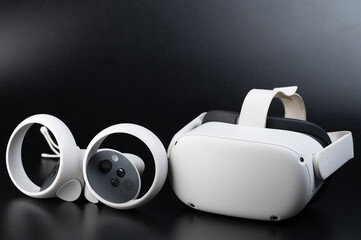 Virtual reality kit with remote controls