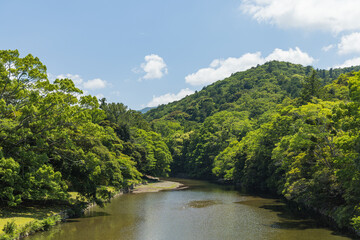 日本　三重県伊勢市にある伊勢神宮の内宮の宇治橋から見える五十鈴川