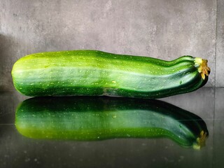 Organic Green Zucchini on Dark Background,Calabacín Verde Orgánico sobre Fondo Oscuro,黑色背景上的有机绿色西葫芦,