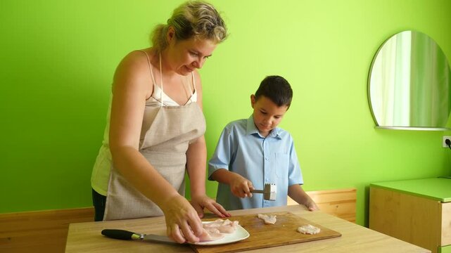 Beat off pieces of meat with a hammer. Preparation of chops.