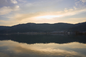 冬の余呉湖畔の夕焼け