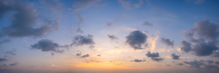 Obraz premium Dramatic panorama sky with cloud on twilight time.