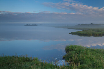 Boddenlandschaft im Nebel