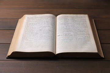 Obraz premium Open Bible on wooden table. Christian faith