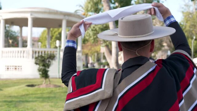 pareja de huasos chilenos bailando cueca en la plaza de la ciudad, concepto celebraci&oacute;n fiestas patrias 