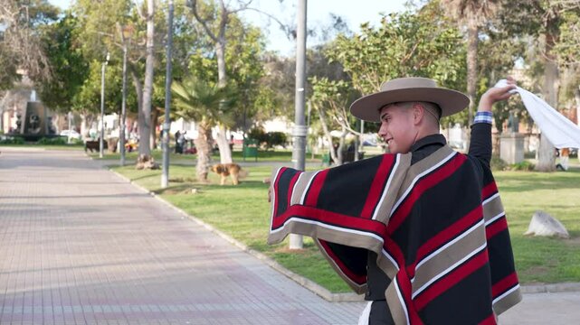 pareja de huasos chilenos bailando cueca en la plaza de la ciudad, concepto celebraci&oacute;n fiestas patrias 