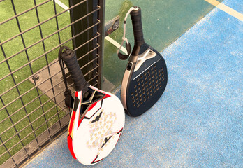  paddle rackets on the playing court