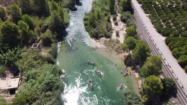 Bajada troncos por el r&iacute;o J&uacute;car en Antella