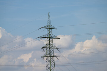 Hochspannungsmast vor wechselndem Himmel - Teil einer Serie