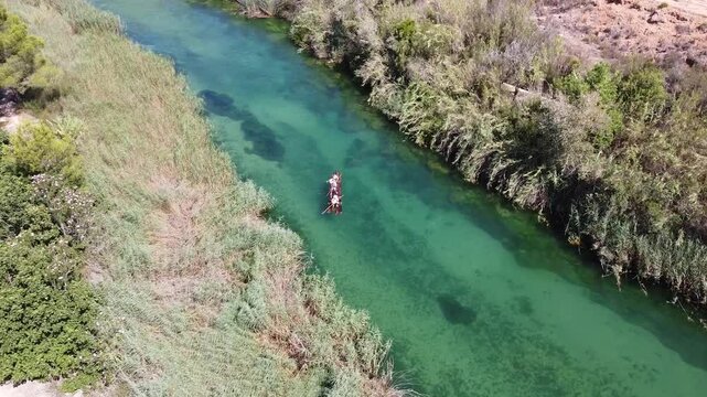 Bajada troncos por el r&iacute;o J&uacute;car en Antella