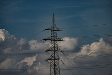 Hochspannungsmast vor wechselndem Himmel - Teil einer Serie