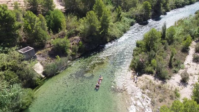 Bajada troncos por el r&iacute;o J&uacute;car en Antella
