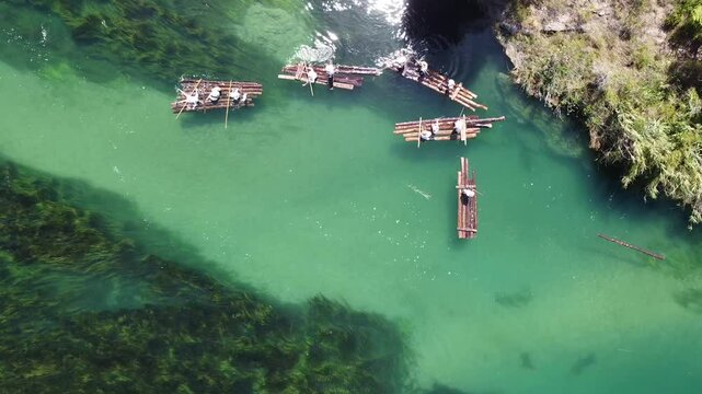 Bajada troncos por el r&iacute;o J&uacute;car en Antella