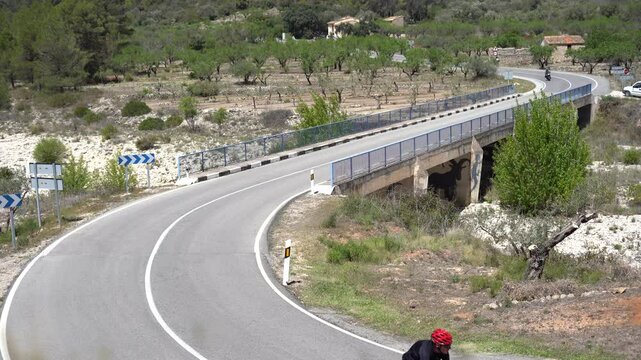 Hombre en moto cl&aacute;sica de viaje