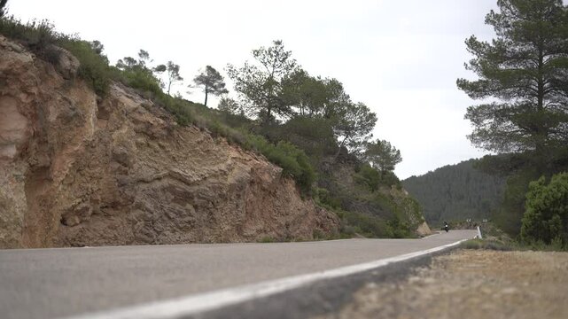 Hombre en moto cl&aacute;sica de viaje