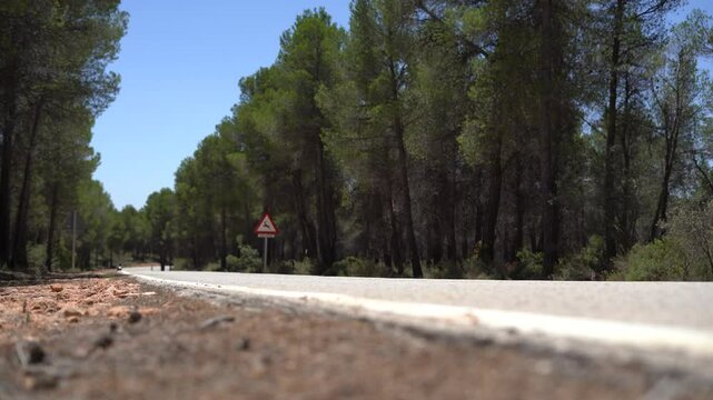 Hombre en moto cl&aacute;sica de viaje