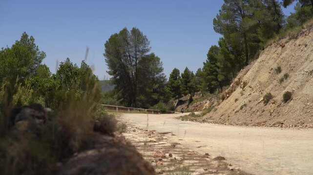 Hombre en moto cl&aacute;sica de viaje