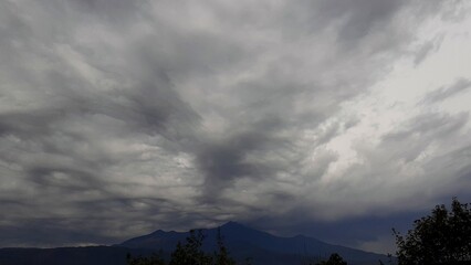 Nubi scure e minacciose sopra l'Etna.