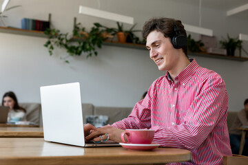 E-learning courses in a cafe