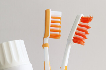 Direkter Vergleich der Borstenköpfe einer fabrikneuen mit einer schon länger benutzten und daher...