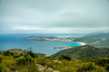 "Wanderung zum Berg und Aussichtspunkt Talaia de son Jaumell vor den Toren der Stadt Cala Rajada - Mallorca - Spanien
 mit einen fantastischen Ausblick auf die Bucht von Alc&uacute;dia auf der Balleareninsel