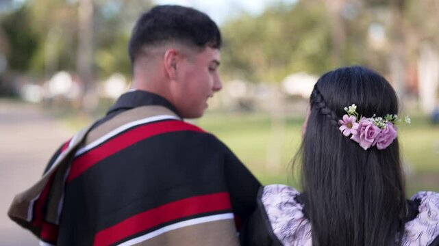 pareja de huasos bailando cueca chilena en la plaza de la ciudad