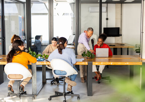 TEAM MANAGER GIVING INSTRUCTIONS TO HIS EMPLOYEES