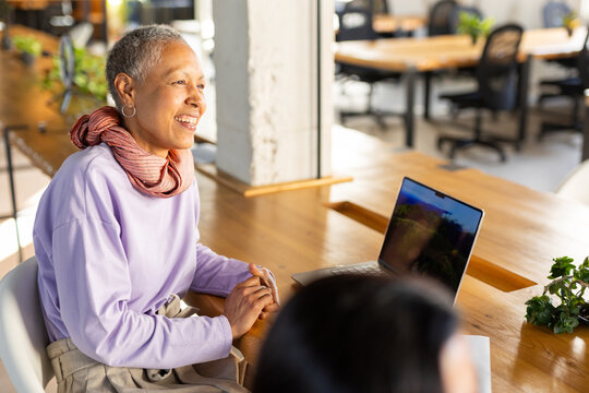 GROUP OF WOMEN IN A COMPANY DURING A MEETING