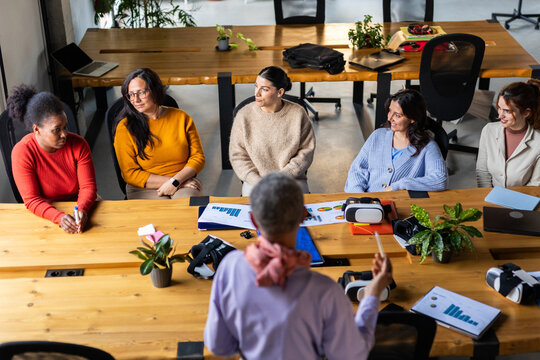 START UP OF WOMEN IN AN OFFICE