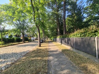 Bürgersteig mit grüner Landschaft in Eichwalde, Brandenburg