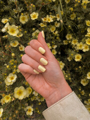 Yellow nails and flowers 