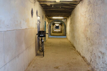 Wąskie uliczki miejski  w Marocco © Karol